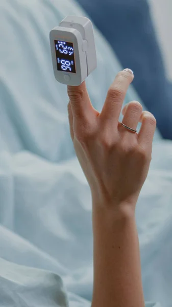 指に酸素濃度計を持っているunwell女性のクローズアップ — ストック写真