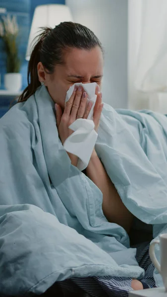 Zieke vrouw die weefsel gebruikt om loopneus te snuiten met verkoudheid — Stockfoto