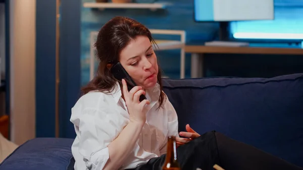 Mujer molesta contestando llamada de teléfono inteligente mientras come — Foto de Stock