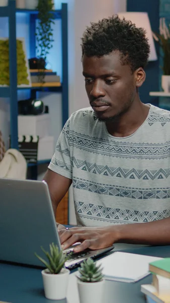Afrikalı etnik kökenli bir iş adamı bilgisayarını uzaktan kumanda için kullanıyor — Stok fotoğraf