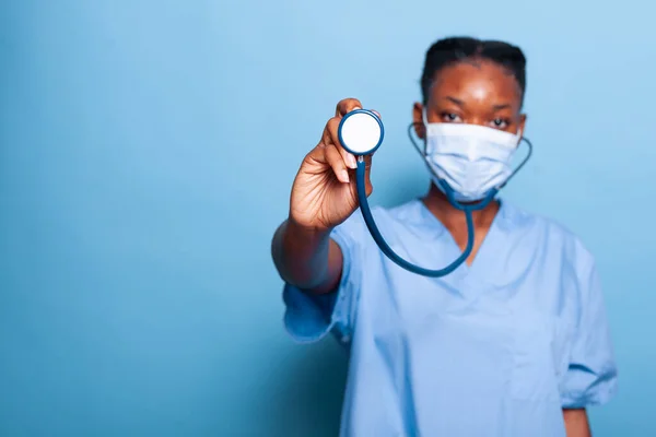 African american physician assistant with face mask against coronavirus — Stock Photo, Image