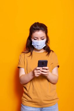 Dokunmatik ekranlı akıllı telefona bakan modern kişi