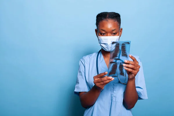 戴防护口罩的非裔美国医生助理 — 图库照片