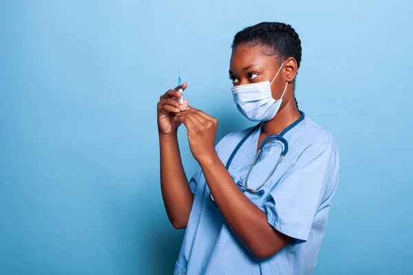 アフリカ系アメリカ人の開業医は、コロナウイルスに対する保護顔マスクを持つ看護師 — ストック写真