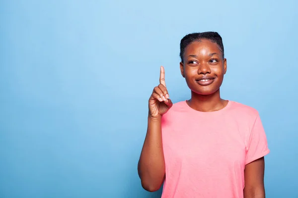 Портрет усміхненої афроамериканки-тугоподібної жінки, що показує і піднімає палець в знак кращих — стокове фото