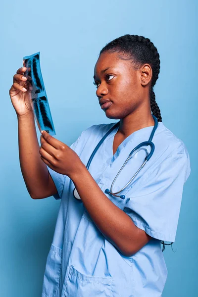 Afrykańska amerykańska pielęgniarka prowadząca radiografię analizującą wiedzę z zakresu płuc — Zdjęcie stockowe