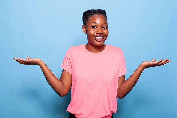 Портрет сумнівної заплутаної афроамериканської молодої жінки з рожевою футболкою — стокове фото
