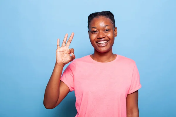 一个积极快乐的非洲裔美国青少年对着相机笑的画像 — 图库照片