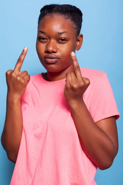 Portrét afroamerického teenagera ukazujícího prostředníček, jak dělá neuctivý výraz — Stock fotografie