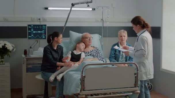 병원에 있는 할아버지를 방문하는 어린 소녀와 어머니 — 비디오
