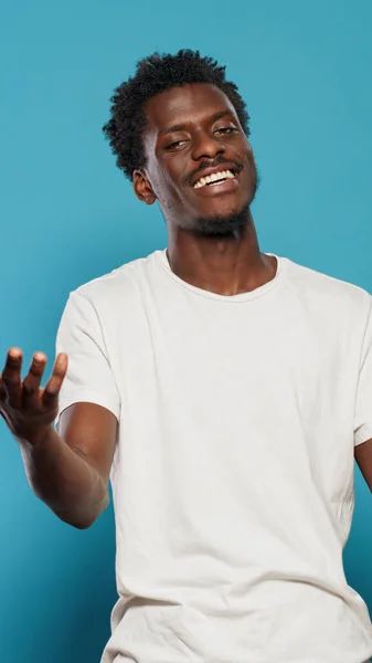 Hombre negro hablando a la cámara y haciendo gestos de mano — Foto de Stock