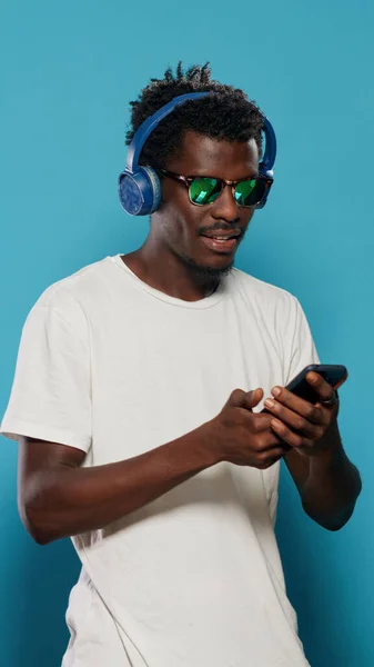 Pessoa moderna com fones de ouvido ouvindo música — Fotografia de Stock