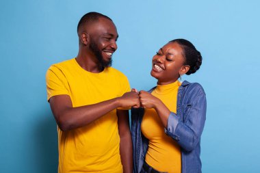 Mutlu ortaklar anlaşmada yumruk tokuşturma hareketi yapıyor.