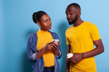 Şüpheli bir adam cep telefonundan kız arkadaşına mesaj atıyor.