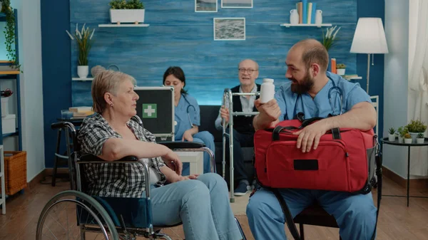 Donna anziana con malattia cronica in trattamento da infermiera — Foto Stock