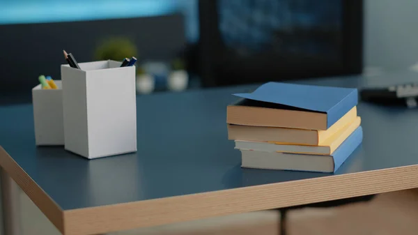 Close up de mesa com livros escolares para a educação e estudar — Fotografia de Stock