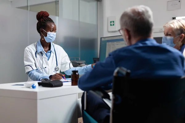 Physician doctor wearing medical face mask to prevent infection with coronavirus — Stock Photo, Image