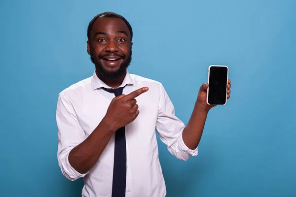 Entuzjastyczna szczęśliwa osoba wskazująca na smartfon pusty ekran — Zdjęcie stockowe