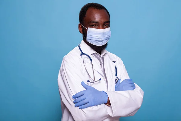 Ritratto professionale di medico in uniforme ospedaliera con camice da laboratorio e maschera protettiva — Foto Stock