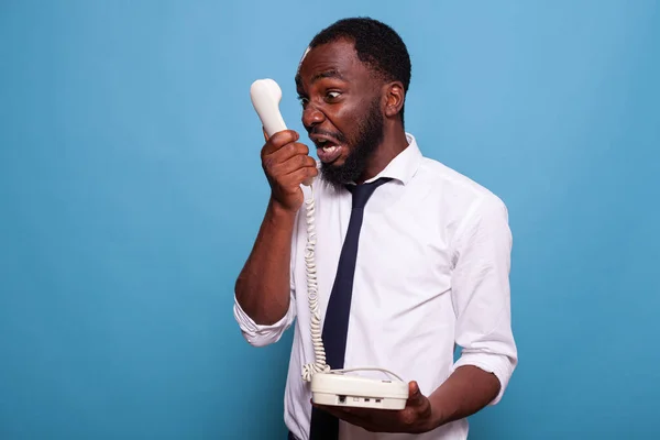 Dühös üzletember kiabál a vezetékes telefon fogadójába vitatkozva. — Stock Fotó