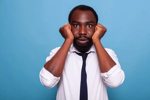 Retrato del tímido empresario afroamericano sintiéndose ansioso sosteniendo la cara en las palmas cerradas —  Fotos de Stock