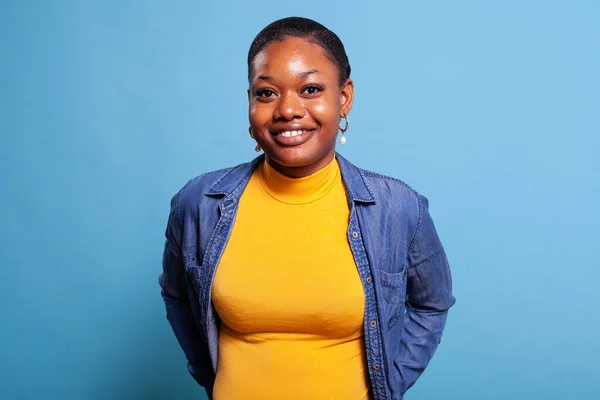 Retrato de mujer afroamericana sonriendo delante de la cámara —  Fotos de Stock