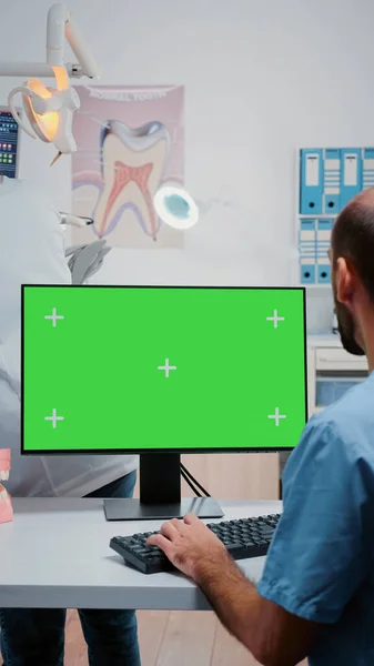 Vídeo vertical: Hombre enfermero trabajando con teclado y monitor — Foto de Stock
