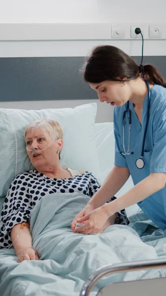 Médico y enfermera haciendo consulta con paciente jubilado — Foto de Stock