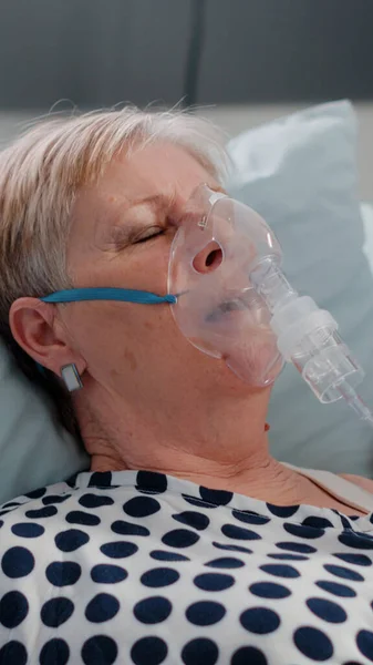 Medico e infermiere che danno assistenza alla donna che respira pesante — Foto Stock