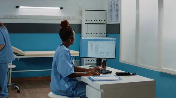 Ιατρική βοηθός πληκτρολογώντας στο πληκτρολόγιο του υπολογιστή στο υπουργικό συμβούλιο — Φωτογραφία Αρχείου