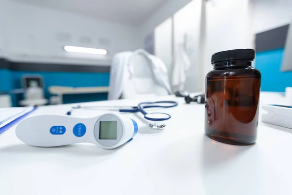 Selektiver Fokus auf medizinische Werkzeuge, die in einem leeren Doktorandenbüro auf dem Tisch stehen — Stockfoto