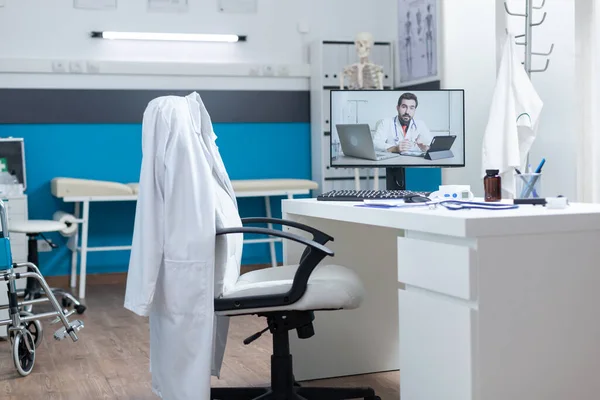 Leere Arztpraxis mit Ferndoktor mit Online-Videoübertragung — Stockfoto