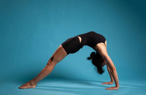 Atlético mulher fitness em pé na posição de ponte — Fotografia de Stock