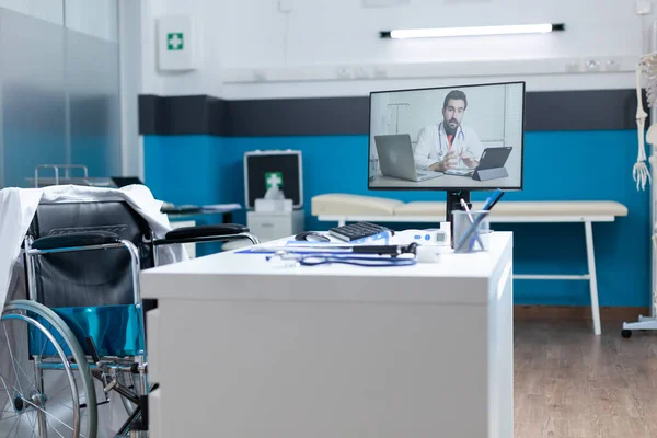 Moderne lege dokters kantoor met remore arts aan het praten — Stockfoto