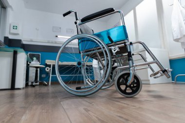 İçinde kimsenin olmadığı boş bir doktor ofisi.