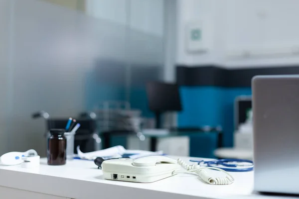 Modernt tomt läkarkontor utrustat med professionella medicinska instrument — Stockfoto