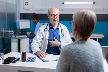 Bakanlar Kurulu 'ndaki yaşlı kadınla sağlık danışma randevusuna gidiyorum.