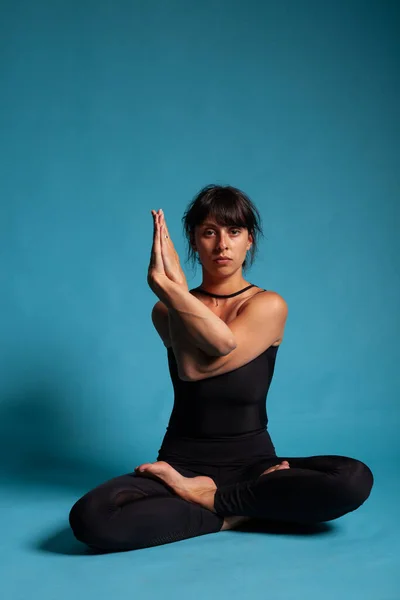 Ritratto di trainer adulto sorridente in posizione padmasana — Foto Stock