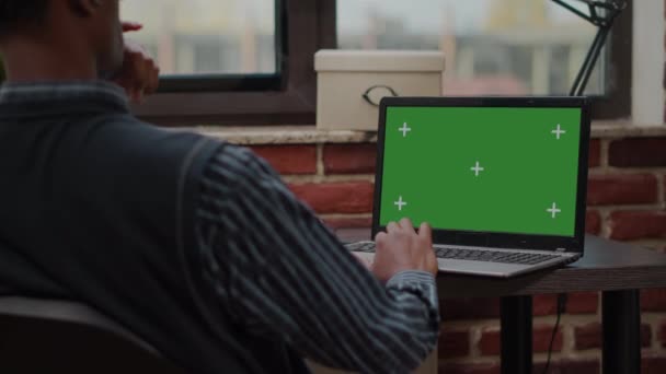 Работник компании с зеленым экраном в офисе — стоковое видео