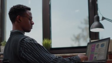 İşadamı başarılı bir yatırım planlamak için dizüstü bilgisayar kullanıyor