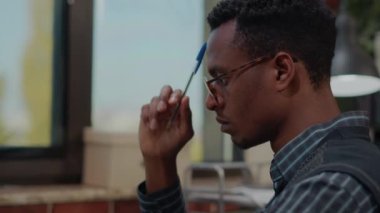 Ofisteki idari kararı düşünen düşünceli bir çalışan.