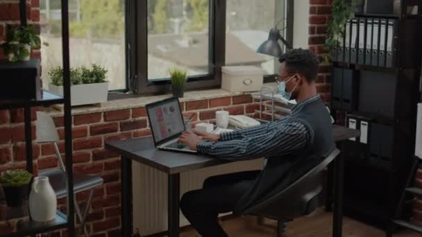 Zakenman werkt aan bedrijfsinvesteringen in startup office — Stockvideo