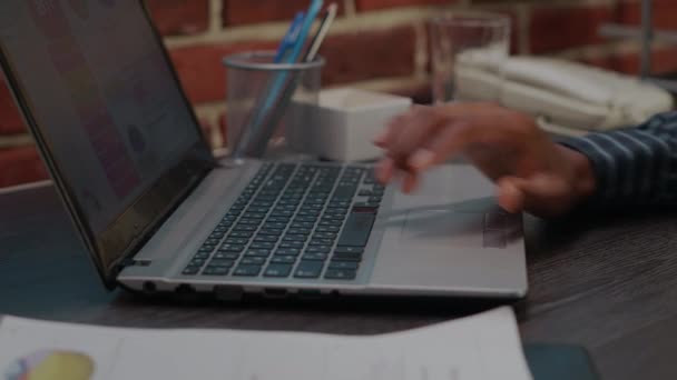 Kontorsarbetare som använder bärbar dator för att arbeta med företagets innovation — Stockvideo