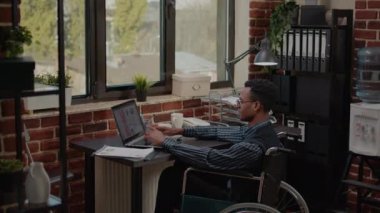 Dizüstü bilgisayar kullanan Afrikalı Amerikalı bir işçi.