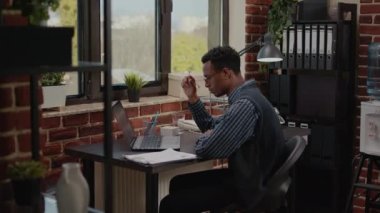 Düşünceli işçi, gelecek fırsatlar hakkında beyin fırtınası yapıyor.