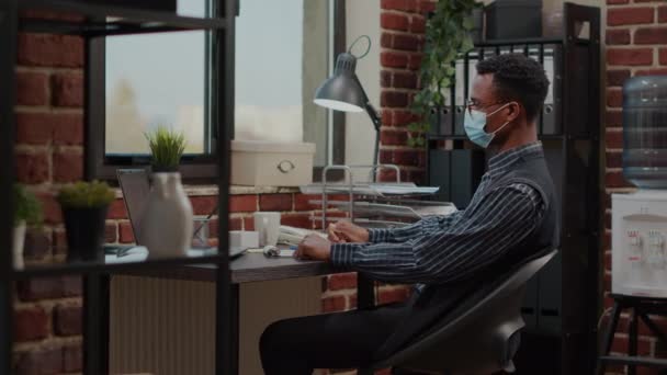 Afro-Amerikaanse man ontspannen op pauze na afloop van commercieel werk — Stockvideo