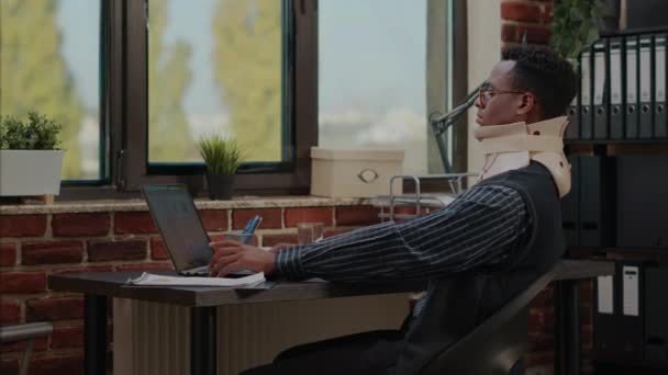 Деловой человек с шейным воротником на работе после травмы позвоночника — стоковое видео
