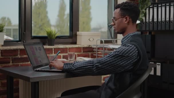 Retrato del trabajador de oficina navegando por Internet para planificar la innovación de liderazgo — Vídeos de Stock