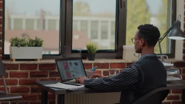 Finanzberater arbeitet mit Laptop an Geschäftswachstum — Stockvideo