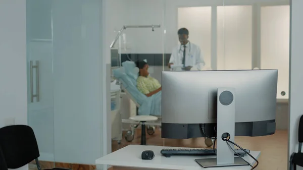 Zamknij biurko z komputerem w klinice szpitalnej — Zdjęcie stockowe